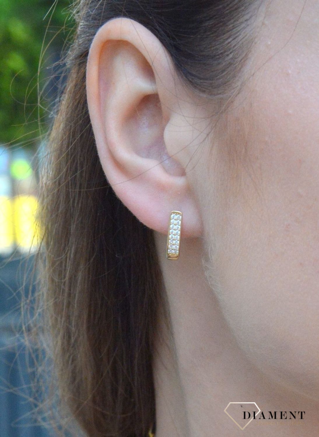 Złote kolczyki damskie z białymi cyrkoniami KL 6957A 333. Złote kolczyki z białą cyrkonią. Złote kolczyki delikatne. Malutkie kolczyki z cyrkonią. Kolczyki dla dziewczynki. Kolczyki dla kobiety. Kolczyki złote idealne na każd.jpg